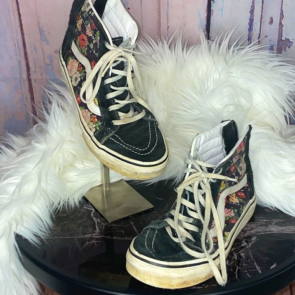 Juniors size 4 Vans skate boarding sneakers